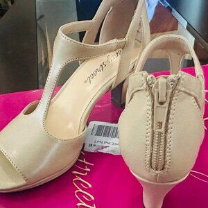 EASY STREET SANDALS - BRAND NEW